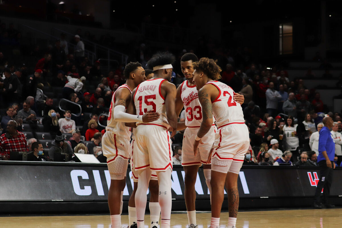 UC MBB team huddle